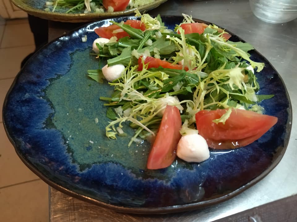 Салат с рукколой и мацареллой