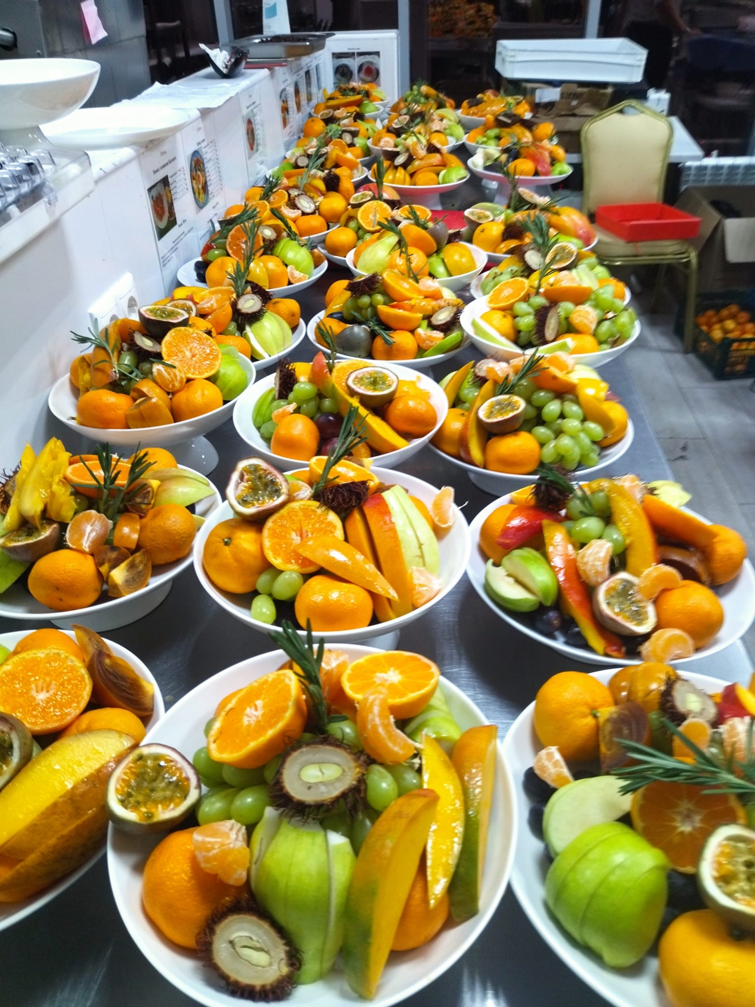 Фруктовое ассорти с экзотическими фруктами: манго, маракуйя, рамбутан